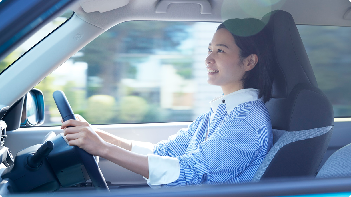 女性がN-ONE e:を運転しているイメージ