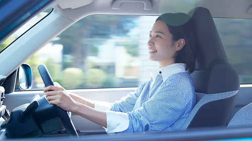 女性がN-ONE e:を運転しているイメージ